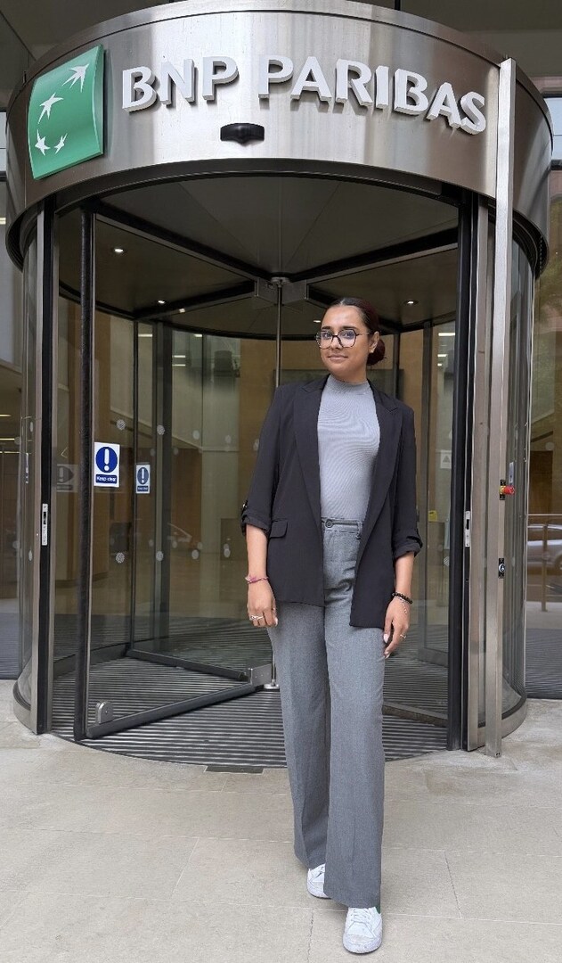 Woman standing in front of BNP Paribas building.